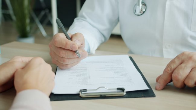 Formalizan a seis médicos extranjeros por la emisión de casi 36.000 licencias falsas