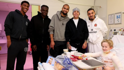  Jugadores de Chelsea realizaron una visita solidaria a niños hospitalizados 