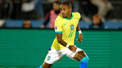  [VIDEO] Raphinha repartió regalos de navidad en Porto Alegre  