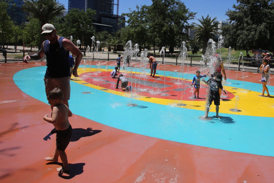   Santiaguinos se las ingenian para refrescarse en calurosa tarde de Navidad 
