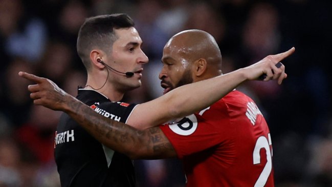 Compañero de Alexis y Suazo recibió dura sanción por expulsión ante Real Madrid