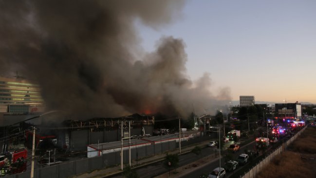 Continúa activo el incendio en bodegas junto al Mall Plaza Norte