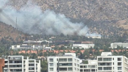 Reportan incendio en ladera de cerro en San Carlos de Apoquindo