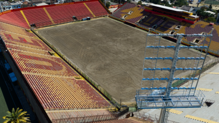 Cancha totalmente sin pasto: El avance de los arreglos en el Santa Laura