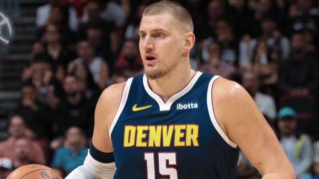Terror en Denver: Nikola Jokic sufrió una lesión de rodilla tras un pisotón de su propio compañero