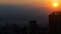 Humo de incendios causó un llamativo amanecer en Santiago
