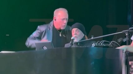 Con un bastón y su familia: Billy Joel reapareció en un escenario