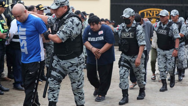 Perú traslada a 100 presos de 