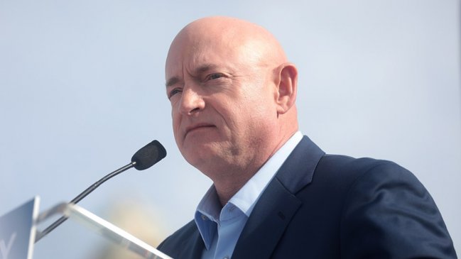 Pentágono inicia proceso para degradar a senador acusado de sedición por Trump