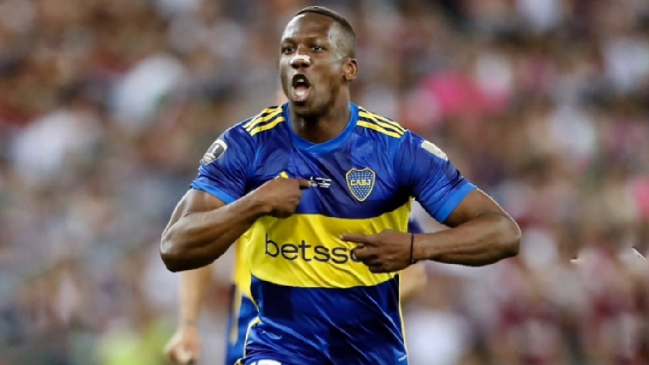 Luis Advincula dejó de ser jugador de Boca Juniors y volverá a su país
