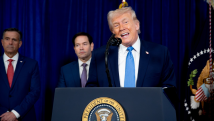 Trump dice que canceló nuevos ataques en Venezuela por su colaboración