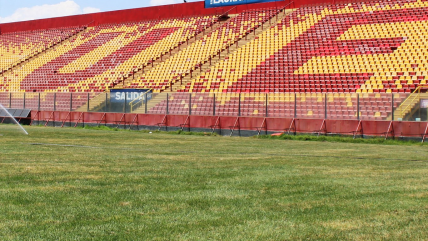   Unión Española finalizó la primera fase del cambio de césped en el Santa Laura 