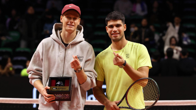 Alcaraz inició el año con triunfo ante Sinner en su exhibición en Corea del Sur