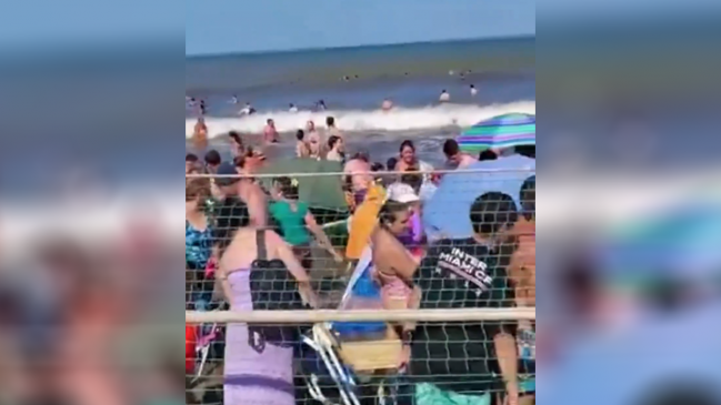 Ola de seis metros de altura dejó un muerto y 35 heridos en playa argentina