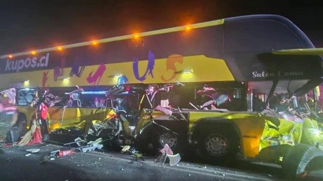 Arica: Dos fallecidos por colisión de bus y camión en la Ruta 5