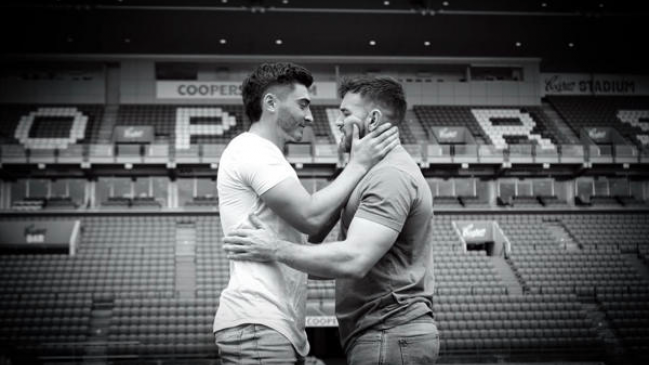 El futbolista Josh Cavallo declaró que la homofobia marcó su salida de su club