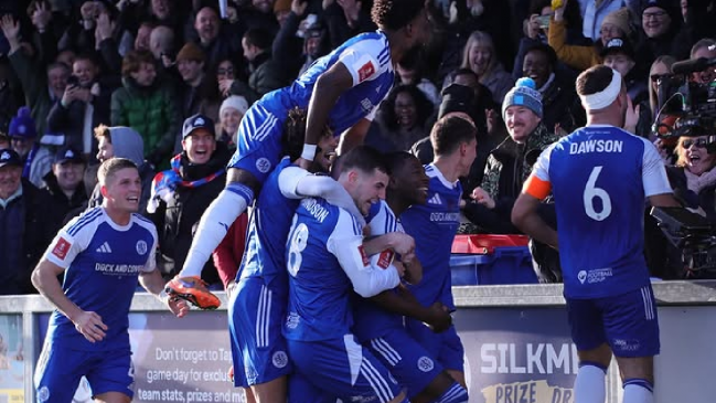 [VIDEO] Profesor fue recibido con aplausos en su escuela tras eliminar a Crystal Palace