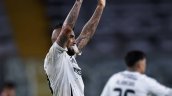 Arturo Vidal apareció como defensor central en la primera formación de Colo Colo