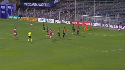   [VIDEO] El palo evitó el gol de Colo Colo a Olimpia tras zurdazo de Correa 