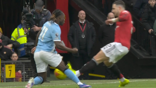 [VIDEO] ¿Era para roja? La fuerte entrada de Dalot sobre Doku en el derbi de Manchester