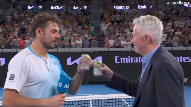 [VIDEO] Con cerveza en mano: Wawrinka recibió su despedida en el Abierto de Australia