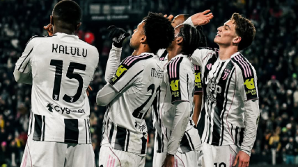   Juventus venció cómodamente a Napoli en Turín y se mantuvo al acecho de los líderes 