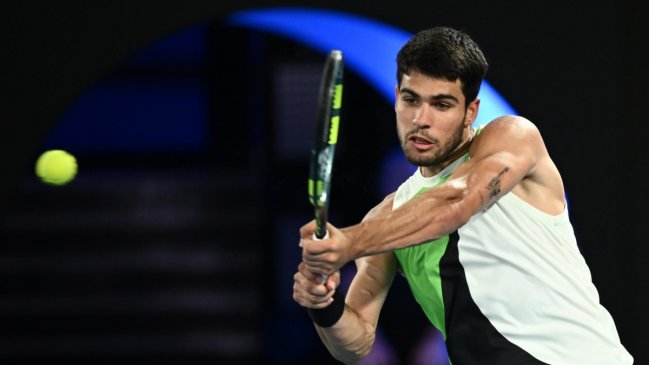 Carlos Alcaraz venció con autoridad a De Miñaur y se metió en semifinales de Australia