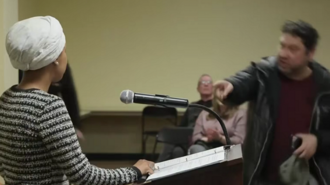 Un hombre roció con líquido a congresista demócrata en un mítin en Mineápolis