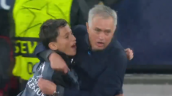 [VIDEO] ¡Desatado! Mourinho festejó con un recogepelotas el triunfo de Benfica ante Real Madrid