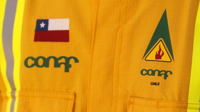 Conaf cierra áreas protegidas por eventuales tormentas y combate de incendios