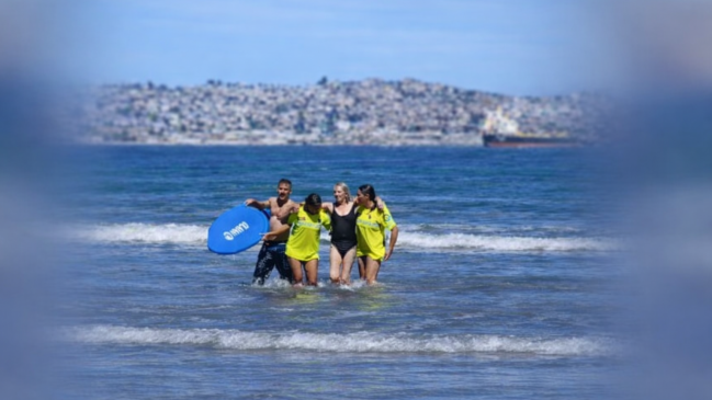 Carabineras recién egresadas se lanzaron al mar para salvar a una adulta mayor