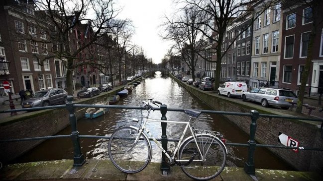 Ámsterdam prohibirá la publicidad de carne y combustibles fósiles en el espacio público