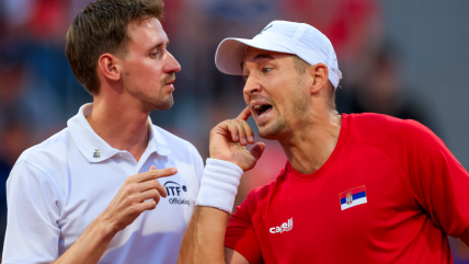 Insólito: Lajovic acabó en la clínica tras chocar con una mampara post partido de Tabilo