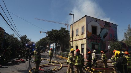 Incendio afectó a vivienda de dos pisos en el centro de Santiago