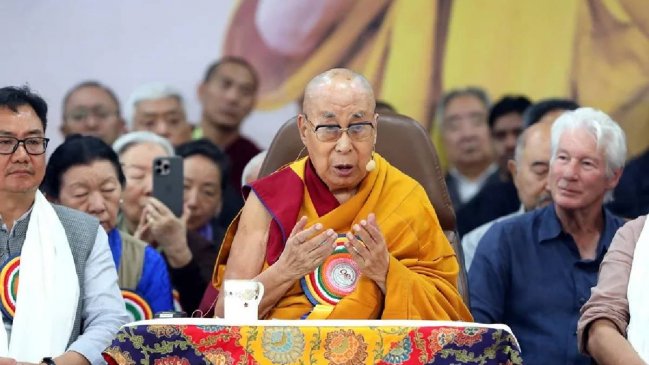 Archivos de Epstein mencionan al dalái lama más de cien veces: líder tibetano niega relación