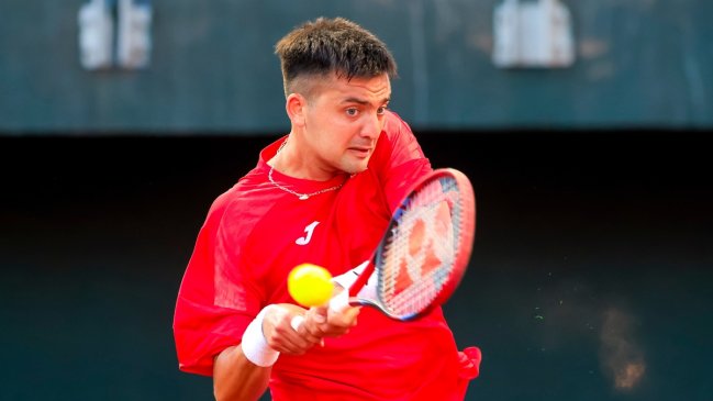 Tomás Barrios aprovechó el retiro de su rival para avanzar en Buenos Aires