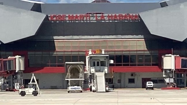 Aerolíneas rusas suspenden vuelos a Cuba por crisis de combustible y evacúan a miles de turistas