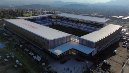 El Claro Arena de la UC pasó el corte y está entre los finalistas al premio 