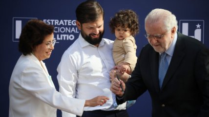 Boric apareció en La Moneda con su hija en brazos: 