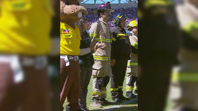 [VIDEO] Bomberos y brigadistas de Conaf fueron homenajeados en el derbi penquista