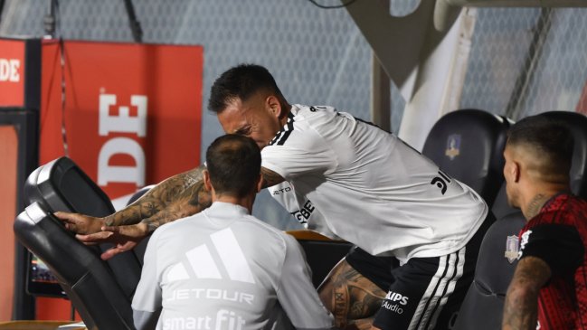 [VIDEO] Javier Correa las emprendió contra asientos de la banca tras salir lesionado