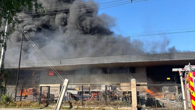 Quilicura: Incendio en bodegas genera enorme columna de humo