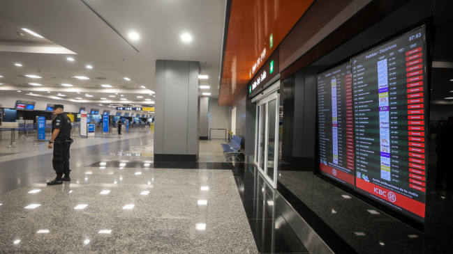 Paro general por reforma laboral de Javier Milei paraliza transporte y cientos de vuelos en Argentina