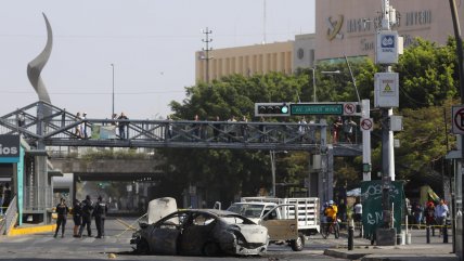 México: Crimen organizado incendió autos en las calles en reacción a muerte de 