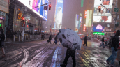 Tormenta histórica en Nueva York: 5.300 vuelos cancelados y nieve en niveles récord