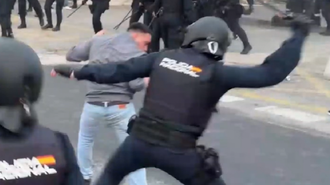 [VIDEO] Fuertes incidentes protagonizaron hinchas de Benfica y la policía en las afueras del 
