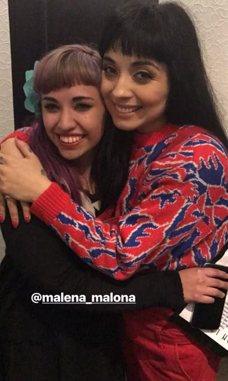 Mon Laferte y Dolores Malena, la fan que se viralizó por llorar en Viña 2017 Mon Laferte y Dolores Malena, la fan que se viralizó por llorar en Viña 2017