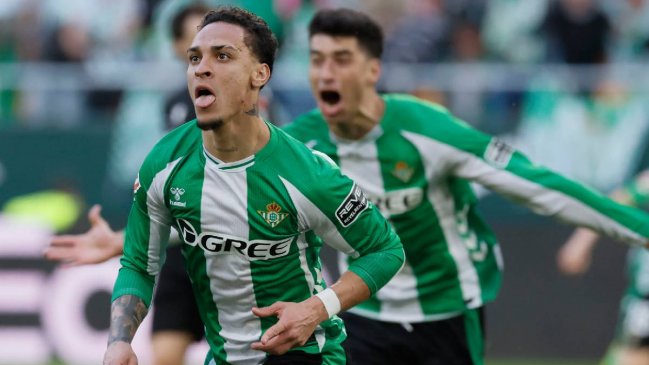 Antony abrió la cuenta en el derbi andaluz con un golazo de chilena