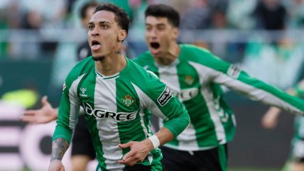   Antony abrió la cuenta en el derbi andaluz con un golazo de chilena 