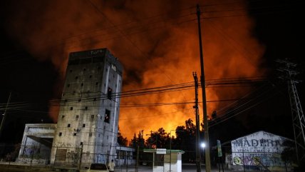 Incendio en planta de CMPC sigue en combate: El fuego está controlado y suspenden clases
